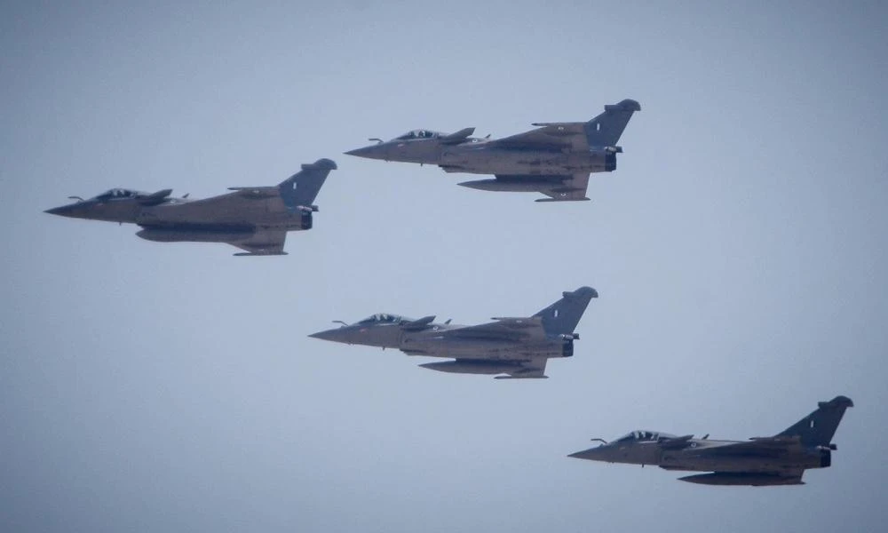 Μακρόν: «Αυξάνουμε τις παραγγελίες Rafale για την ενίσχυση της άμυνας της Γαλλίας»